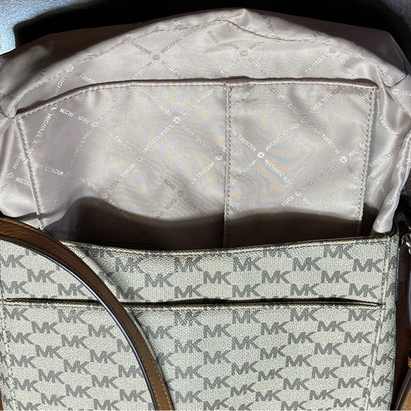 Michael Kors Jet Set, Messenger, Crossbody Bag - Picture 11 of 16